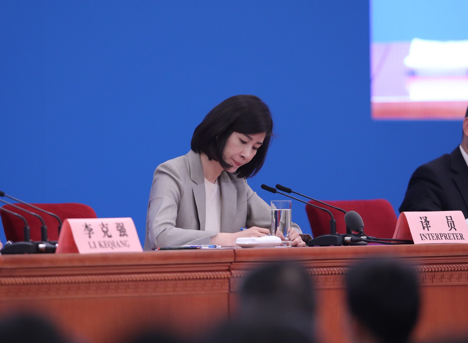 連續(xù)10年坐在總理旁邊的女翻譯張璐 用專業(yè)詮釋外交翻譯的“信達雅”